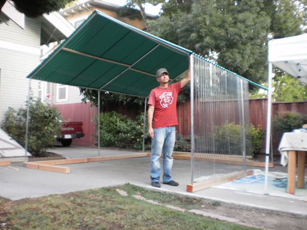 Pilar Aguero-Esparza and H. Dio Mendoza. Construction of temporary home out of recycled materials for ZER01 at the Mariachi Festival.